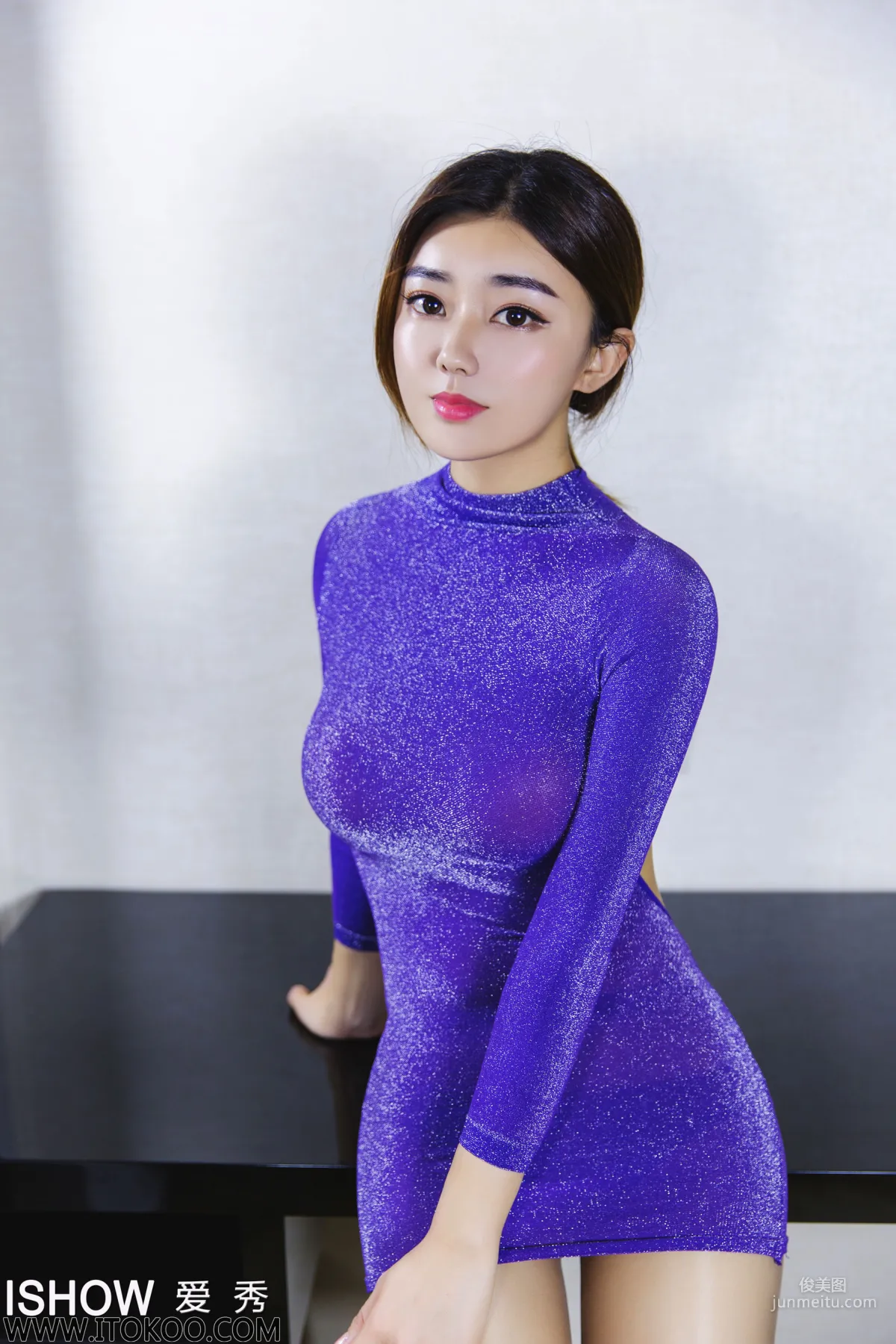 林琳Caroline《包臀制服+亮色肉絲襪美腿》 [愛秀ISHOW] NO.167 寫真集 10