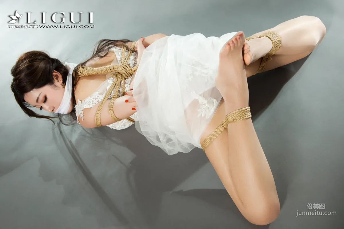 筱筱《蕾絲長裙美束》 [麗櫃Ligui] 美腿絲足寫真集 76