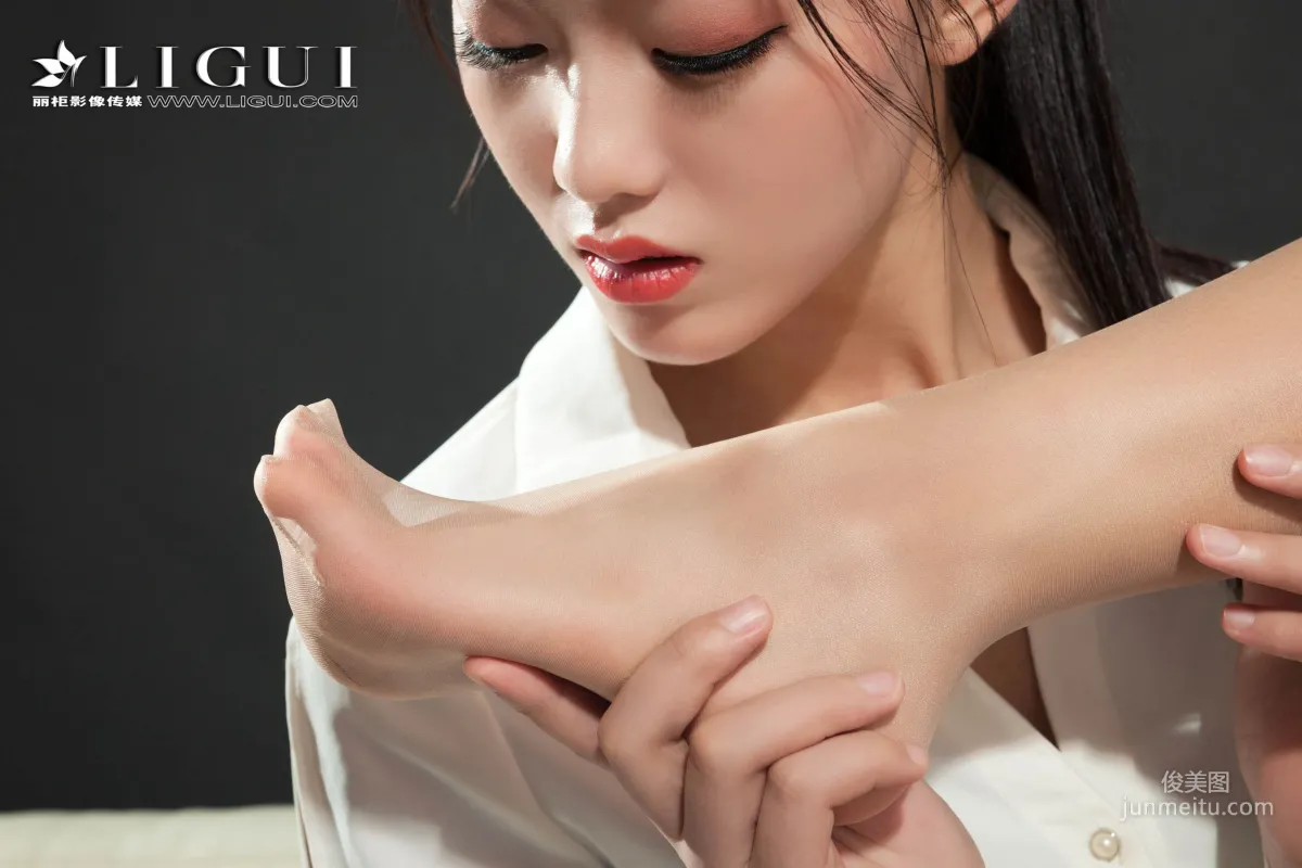 腿模敏兒&筱筱《絲足愛戀》 [麗櫃Ligui] 網絡麗人 寫真集 33