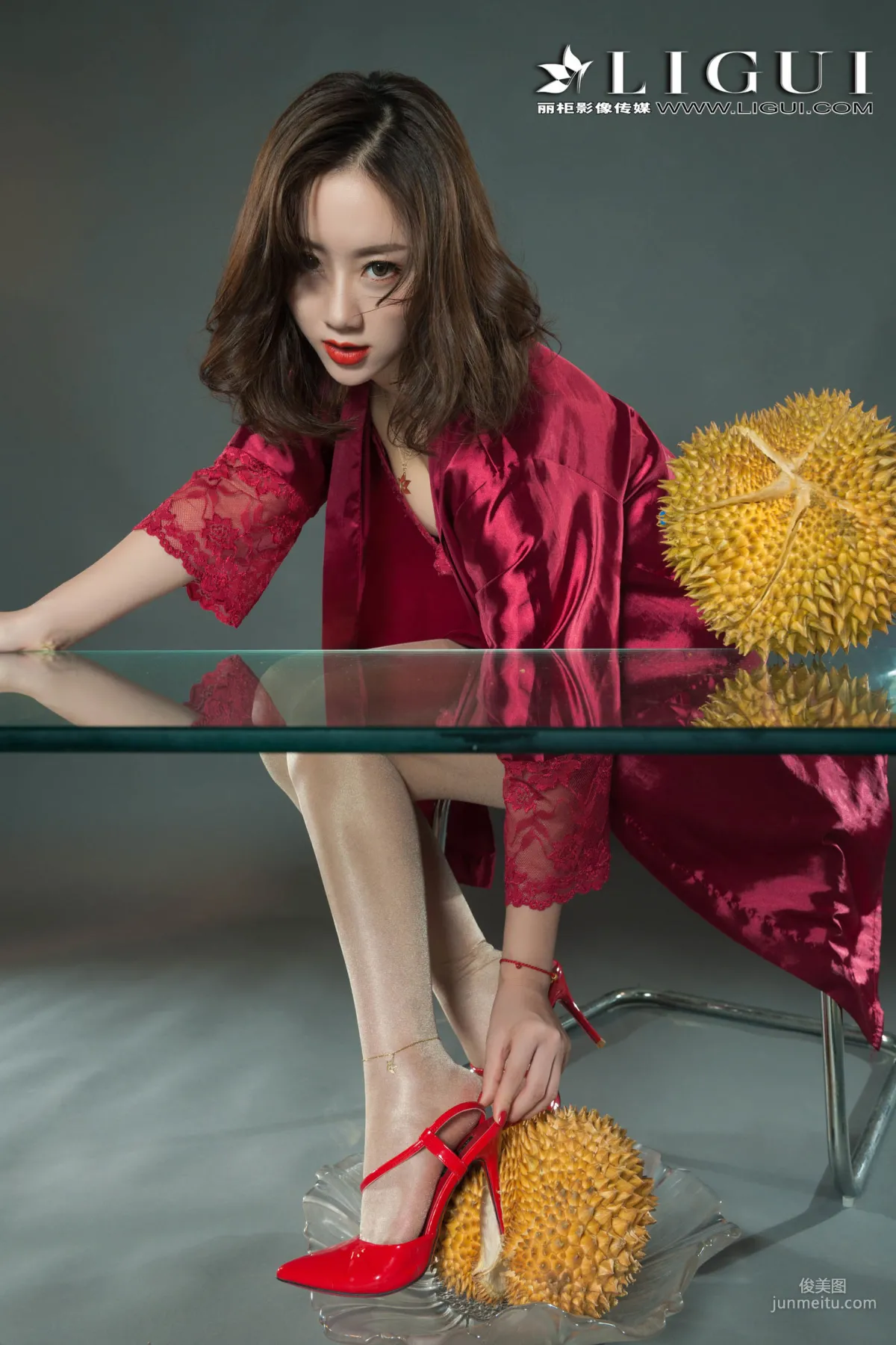足模然然《榴蓮絲襪少婦》 [麗櫃Liguil] 寫真集 19