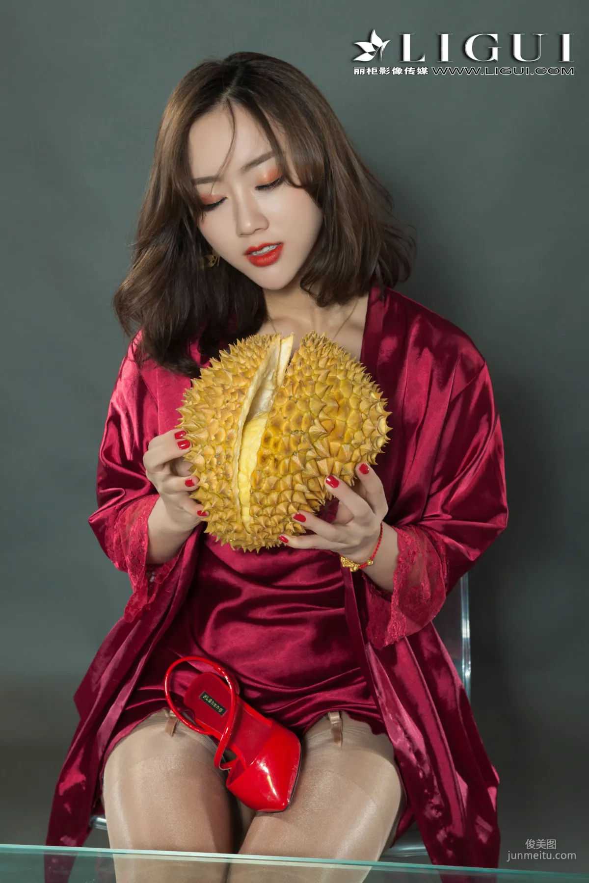 足模然然《榴蓮絲襪少婦》 [麗櫃Liguil] 寫真集 37