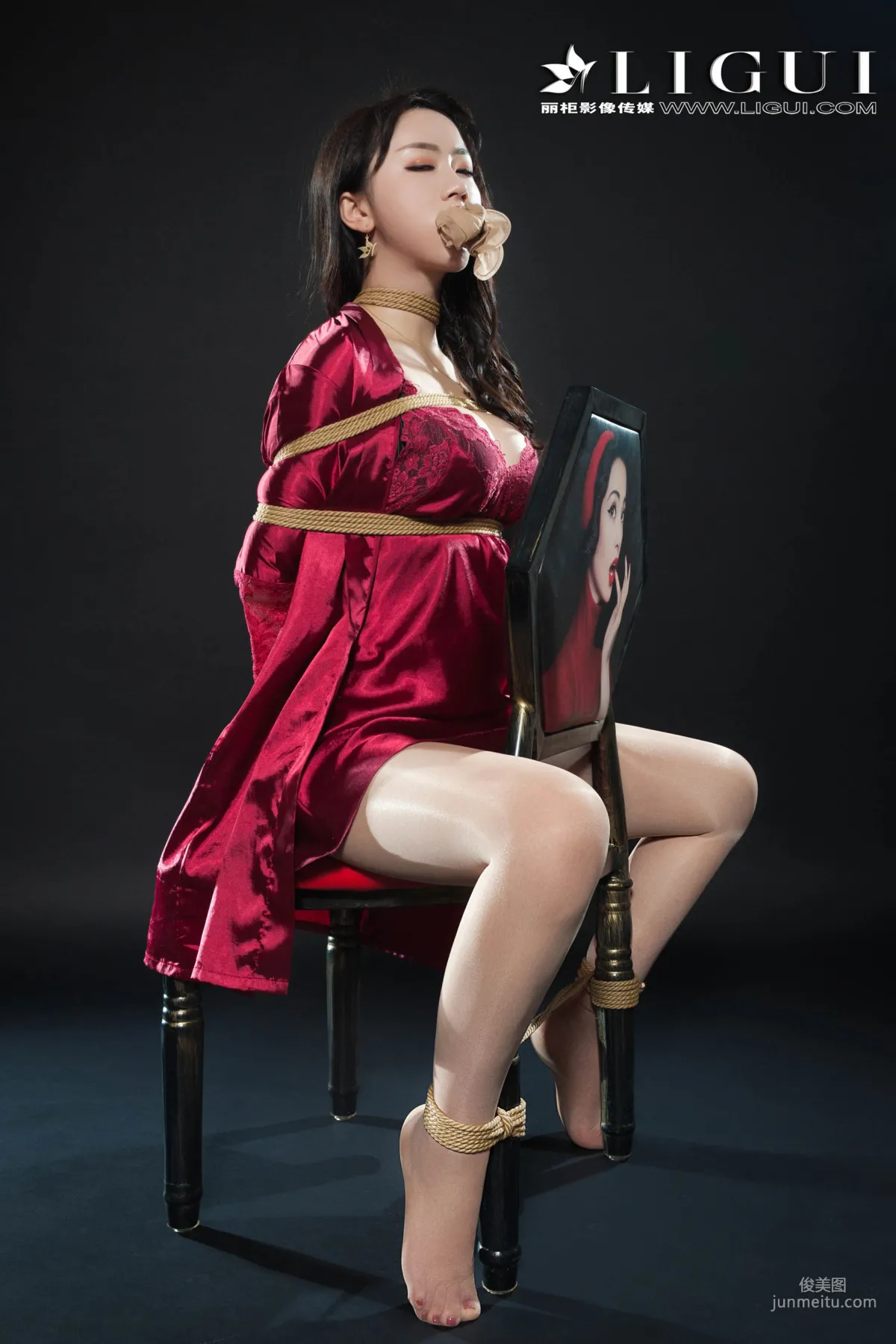 腿模然然《優雅高貴睡衣絲足》 [麗櫃Ligui] 寫真集 48