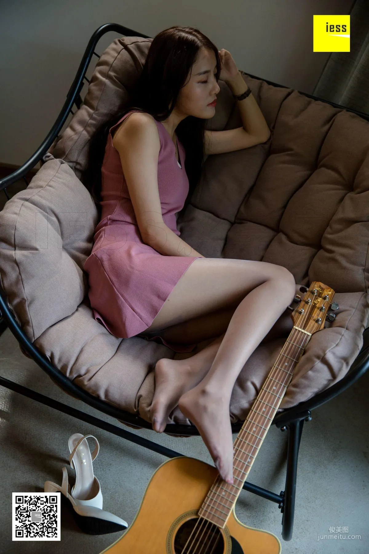 婉萍 《彈吉他的灰絲少女》 [異思趣向IESS] 絲享家312 美腿美足寫真集 49