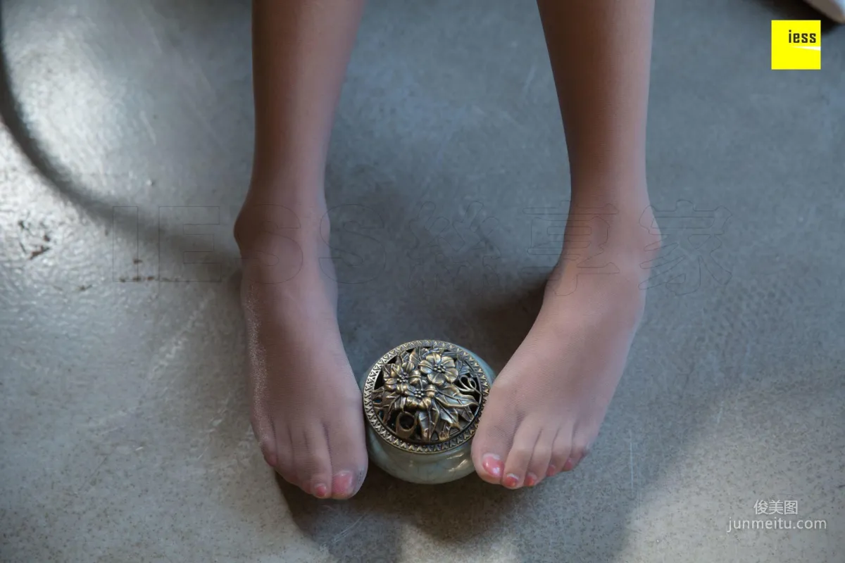 婉萍 《彈吉他的灰絲少女》 [異思趣向IESS] 絲享家312 美腿美足寫真集 66