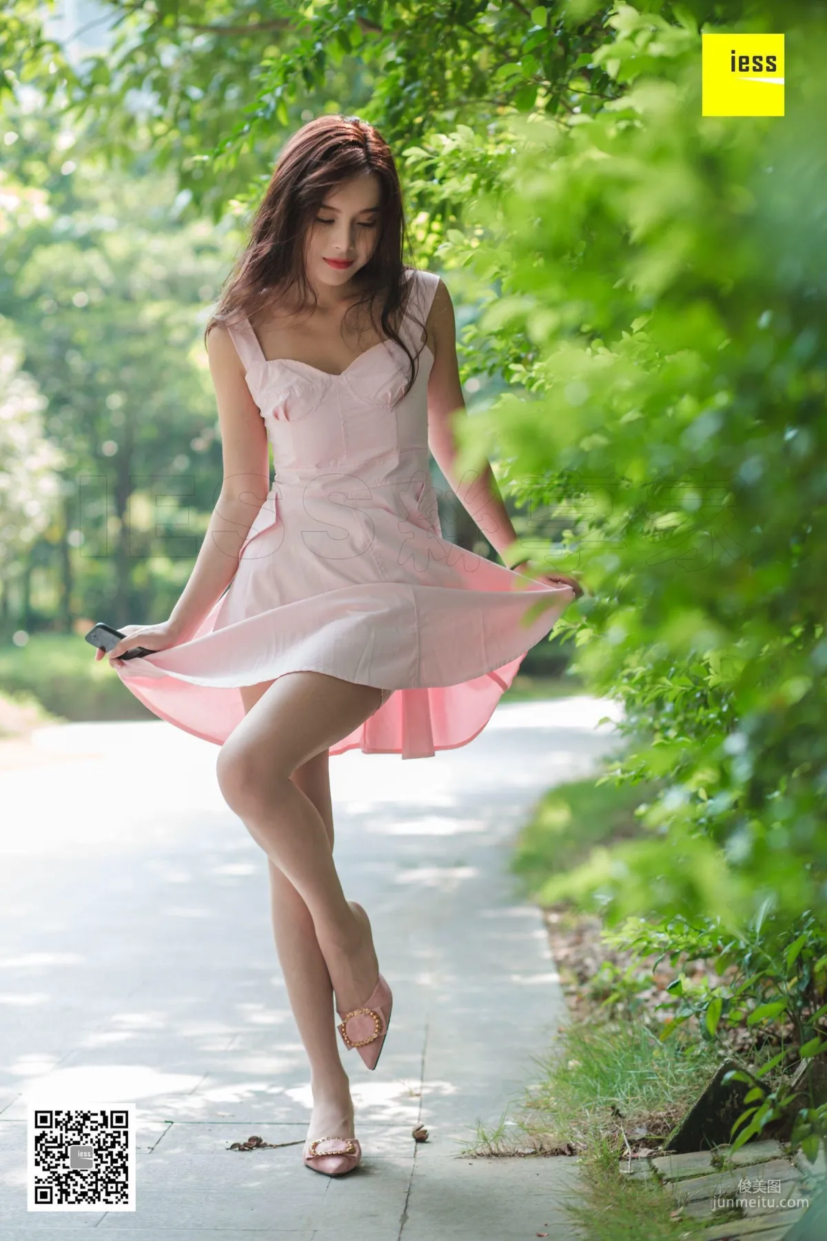 小羽 《小羽公園陽光浴》 [異思趣向IESS] 絲享家315 美腿寫真集 54