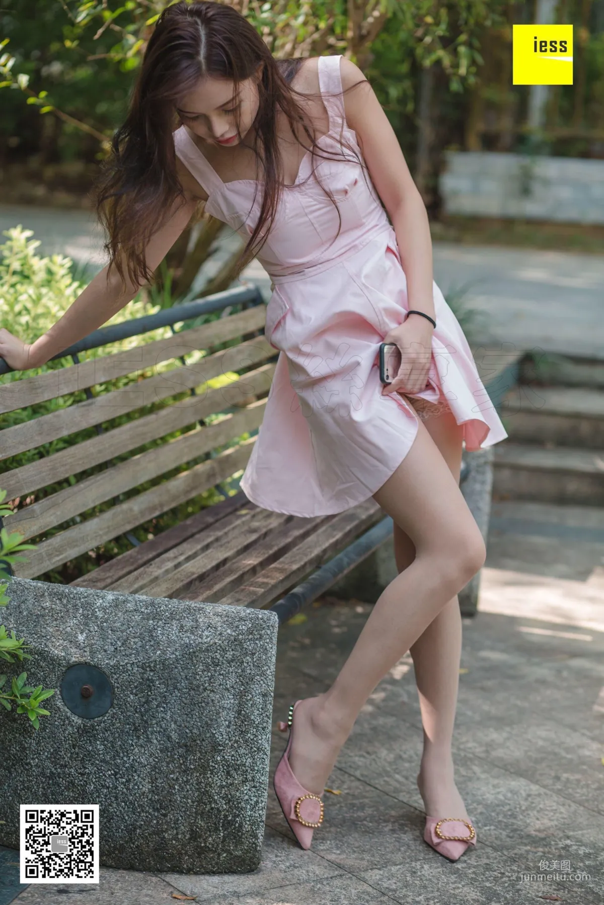 小羽 《小羽公園陽光浴》 [異思趣向IESS] 絲享家315 美腿寫真集 19