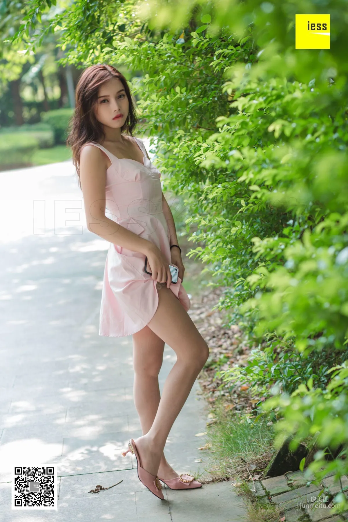 小羽 《小羽公園陽光浴》 [異思趣向IESS] 絲享家315 美腿寫真集 46