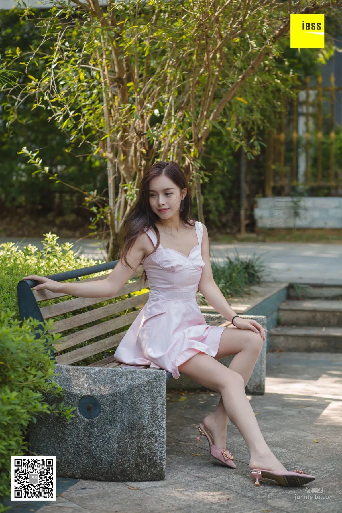 小羽 《小羽公園陽光浴》 [異思趣向IESS] 絲享家315 美腿寫真集 13