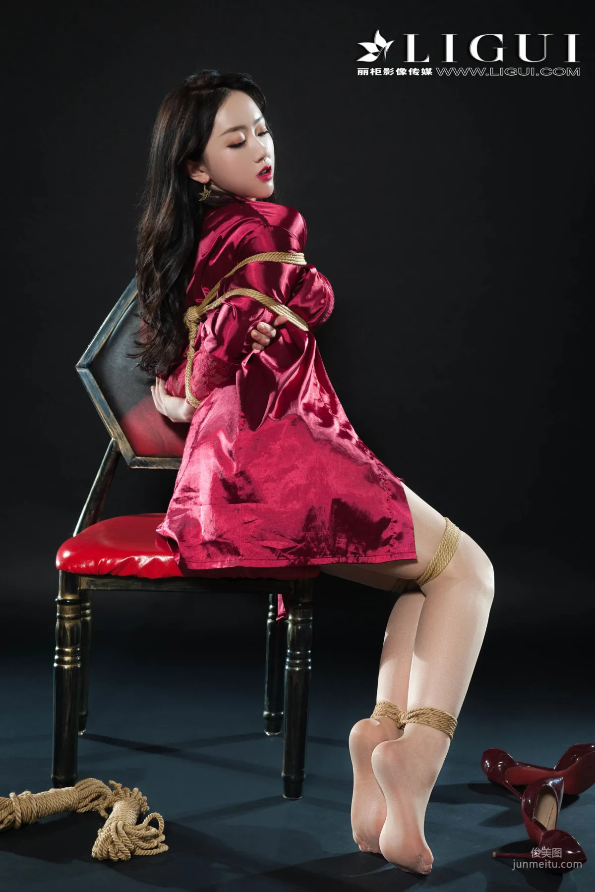 腿模然然《優雅高貴睡衣絲足》 [麗櫃Ligui] 寫真集 44