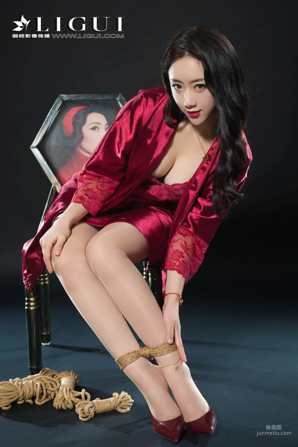 腿模然然《優雅高貴睡衣絲足》 [麗櫃Ligui] 寫真集 16