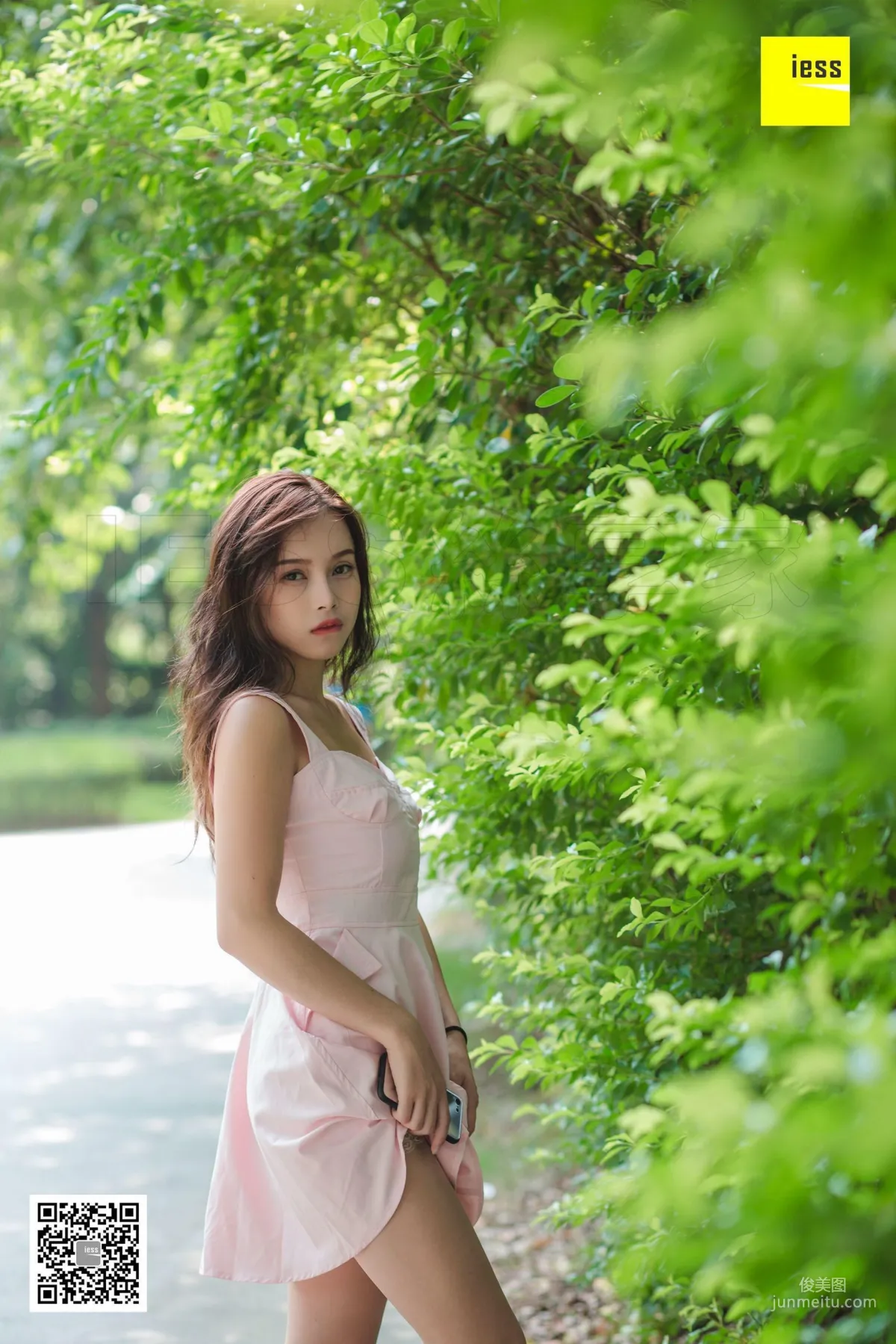 小羽 《小羽公園陽光浴》 [異思趣向IESS] 絲享家315 美腿寫真集 47