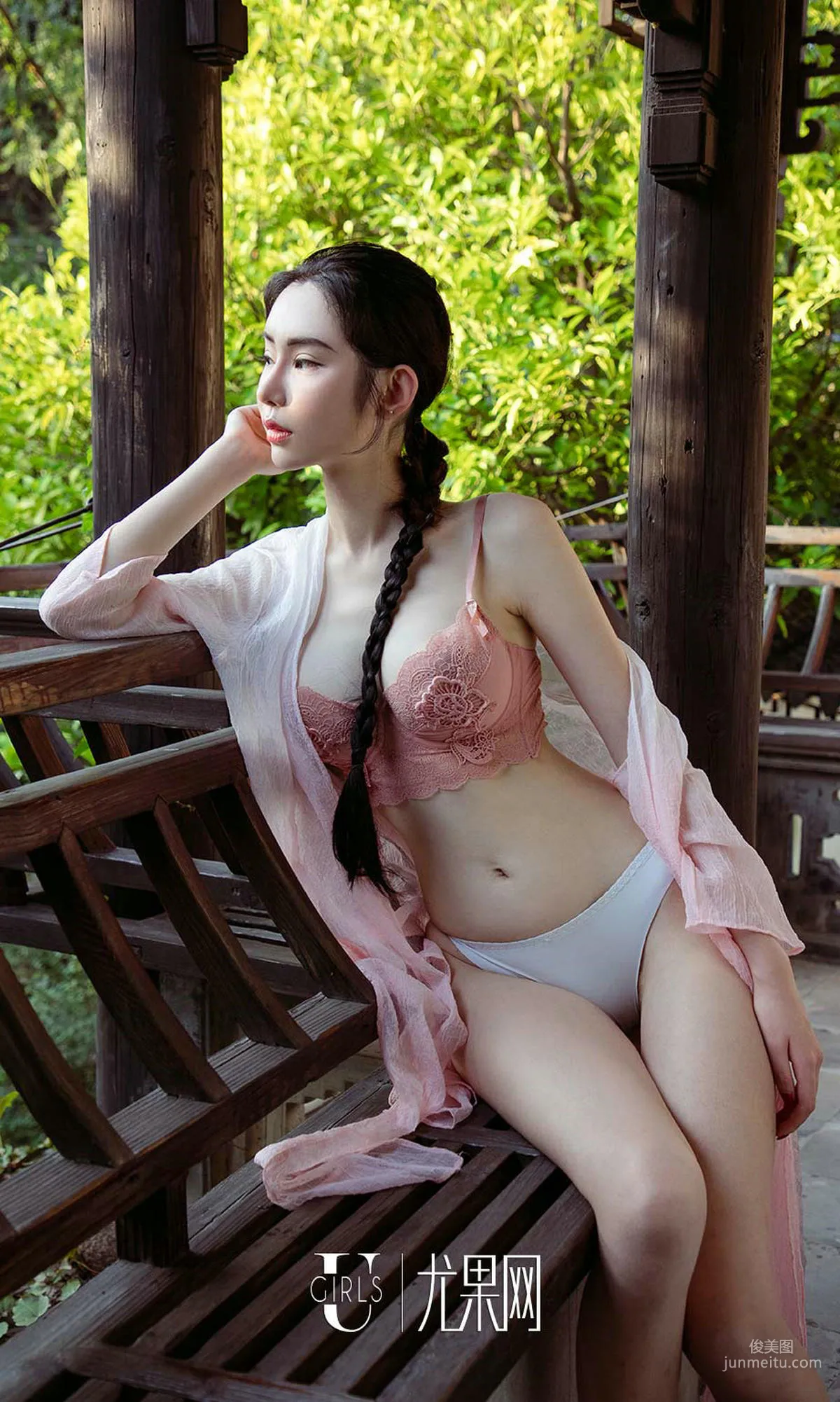 萌琪琪《庭院深处》 [尤果圈爱尤物] No.1250 写真集18