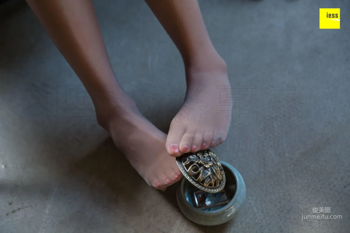 婉萍 《彈吉他的灰絲少女》 [異思趣向IESS] 絲享家312 美腿美足寫真集 74