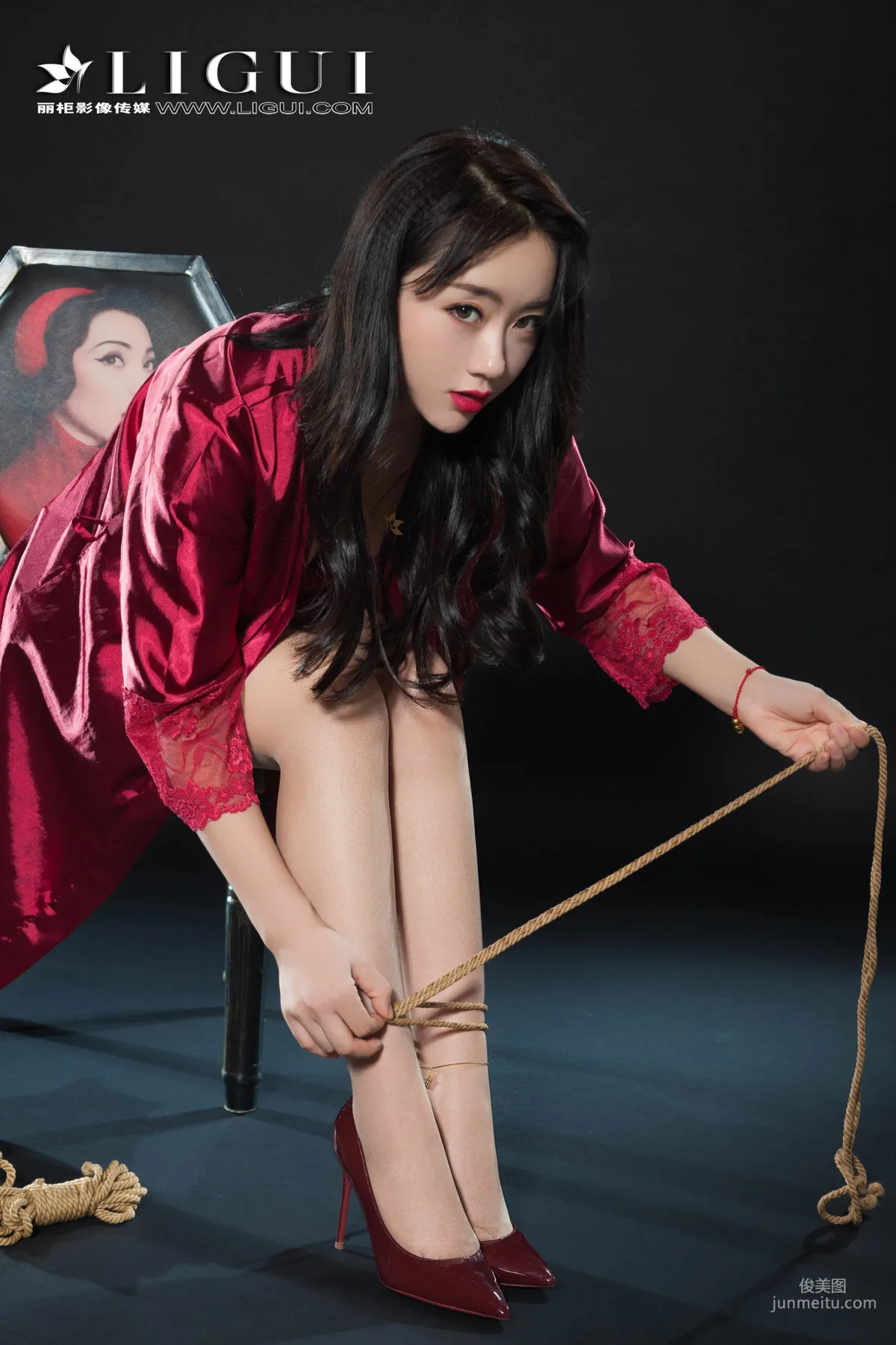 腿模然然《優雅高貴睡衣絲足》 [麗櫃Ligui] 寫真集 11