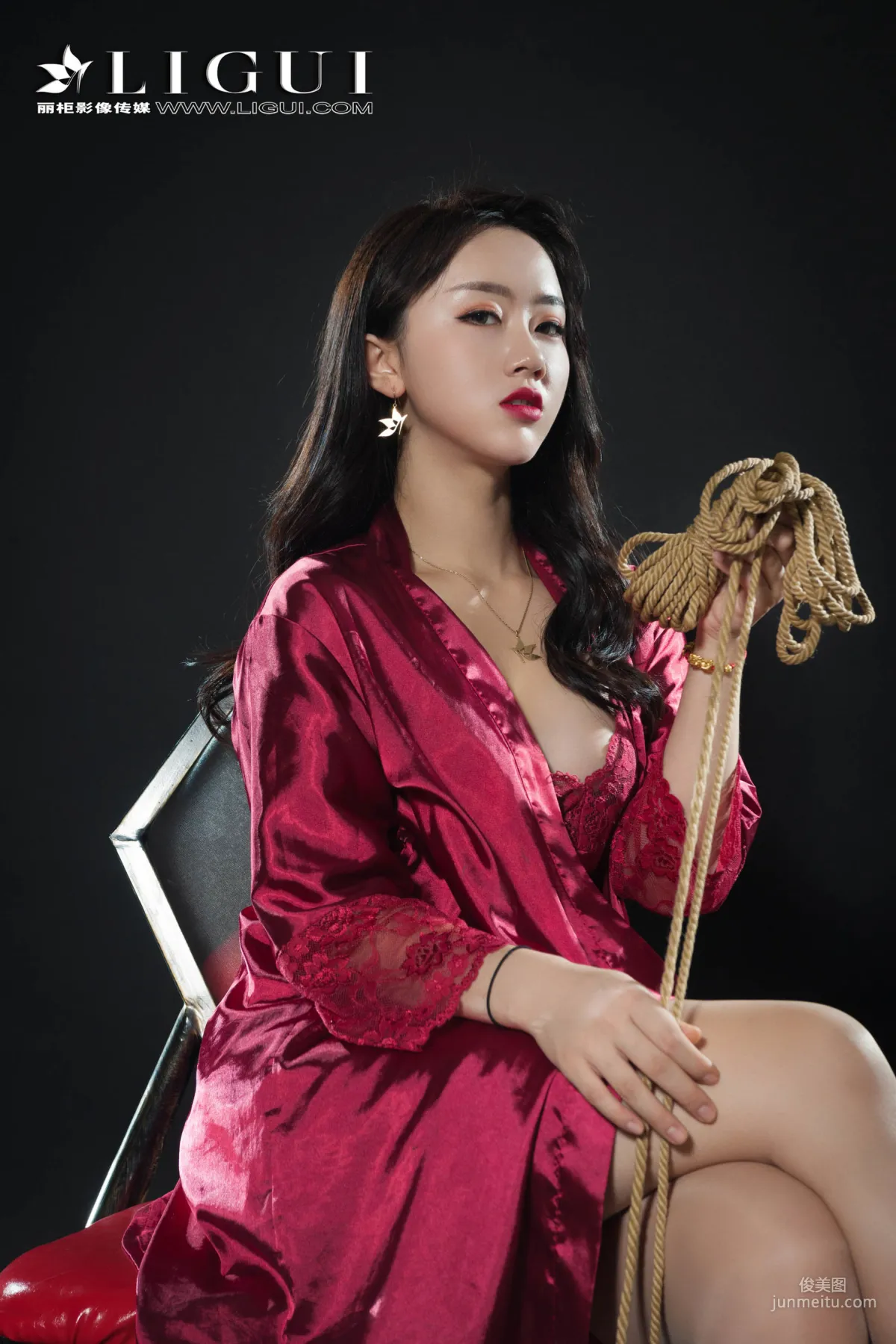 腿模然然《優雅高貴睡衣絲足》 [麗櫃Ligui] 寫真集 4