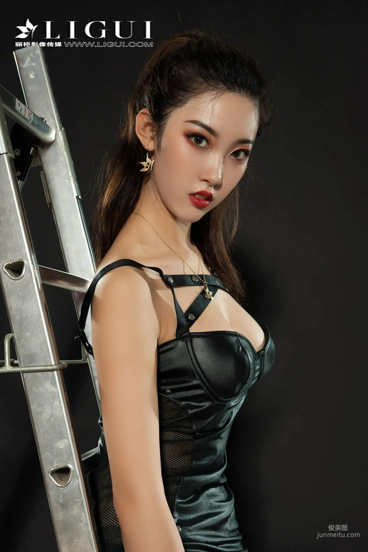 腿模筱筱《黑絲女王調教》 [麗櫃Liguil] 網絡麗人 寫真集 59