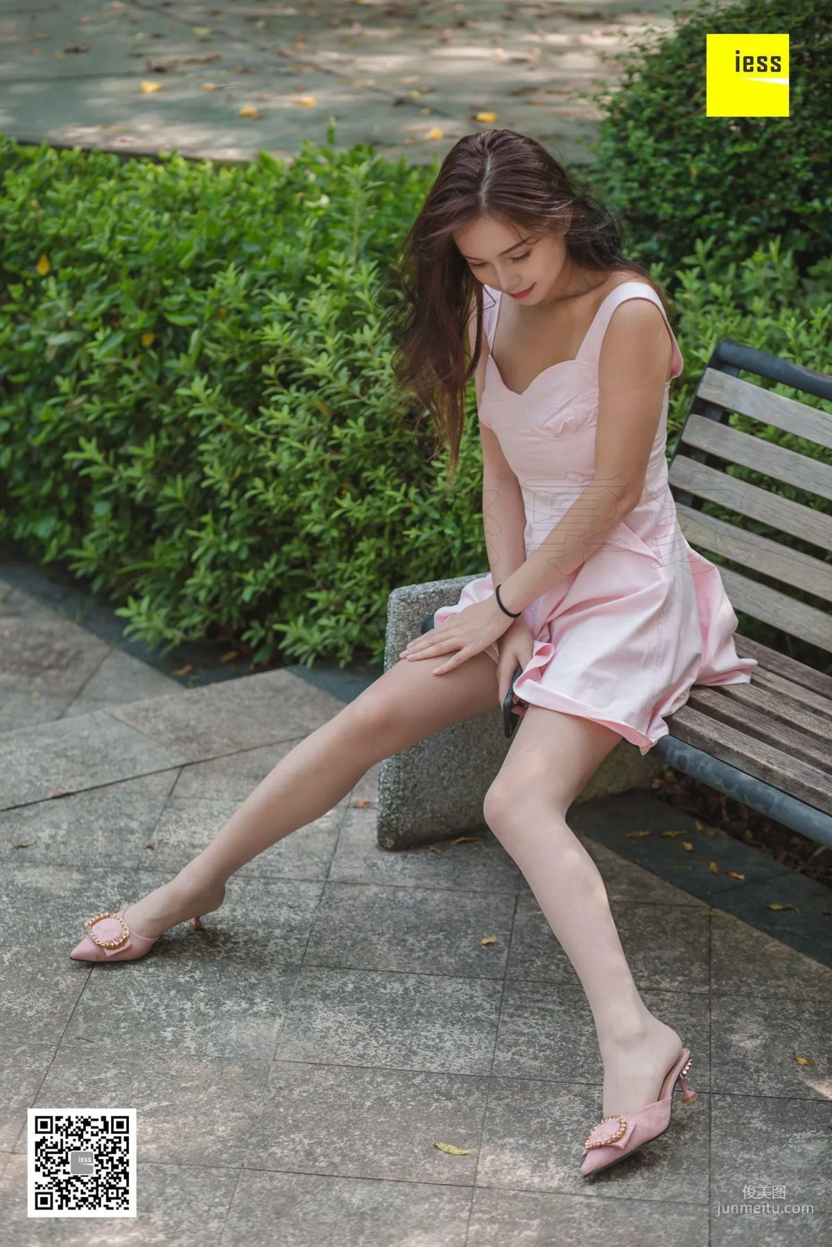 小羽 《小羽公園陽光浴》 [異思趣向IESS] 絲享家315 美腿寫真集 30