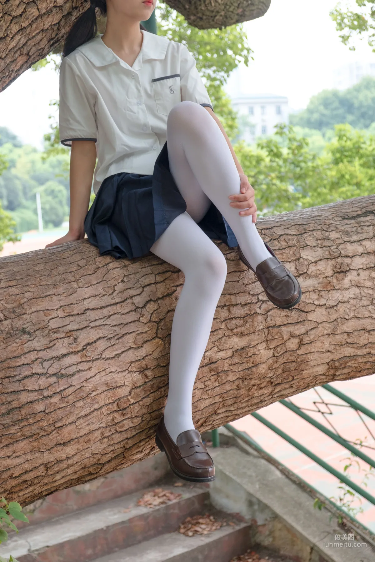 《户外白丝秀》 [森萝财团] R15-034 写真集75