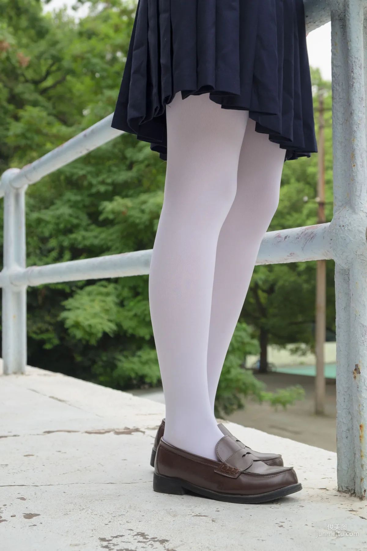 《户外白丝秀》 [森萝财团] R15-034 写真集29