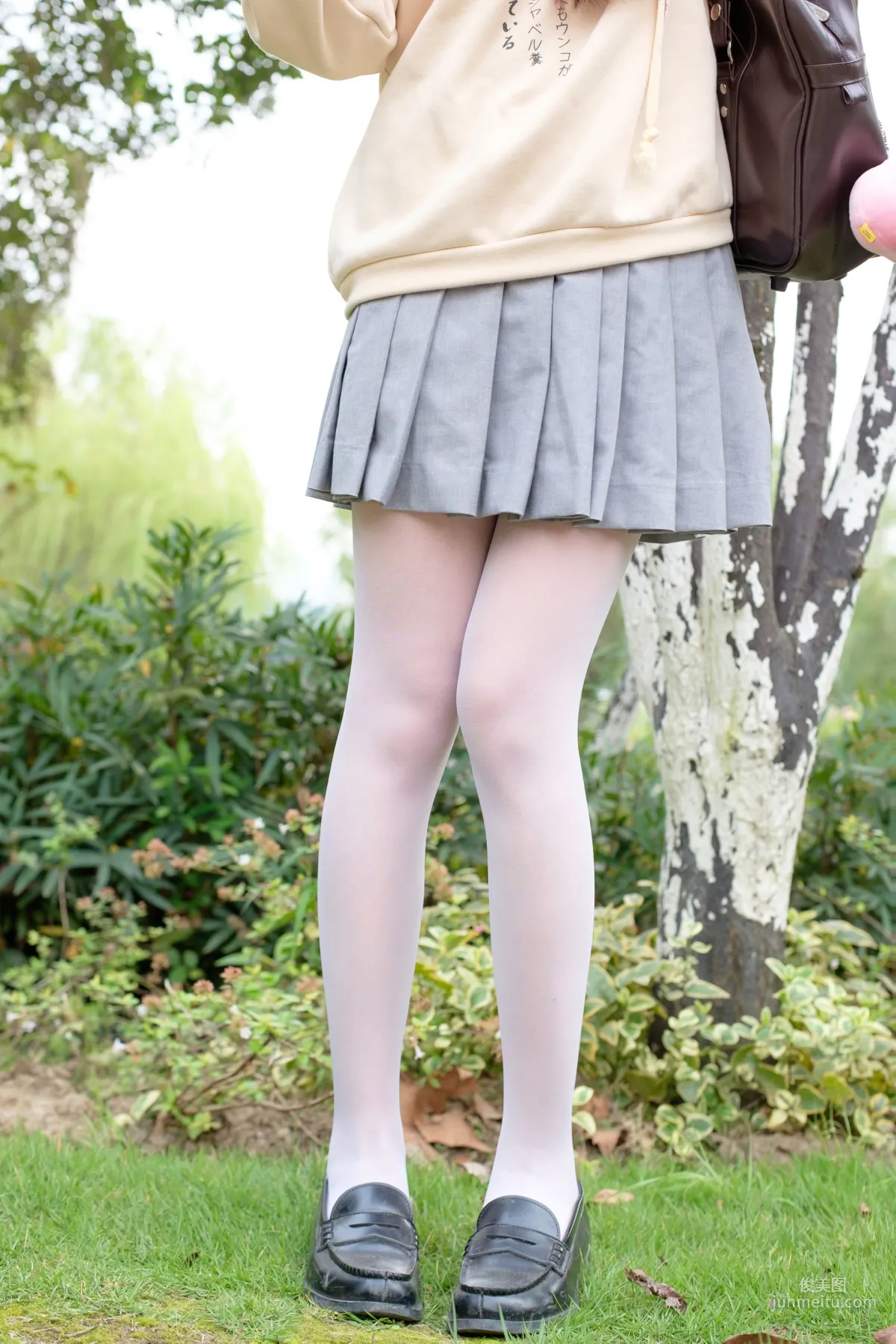 《户外白丝短裙》 [森萝财团] R15-040 写真集1