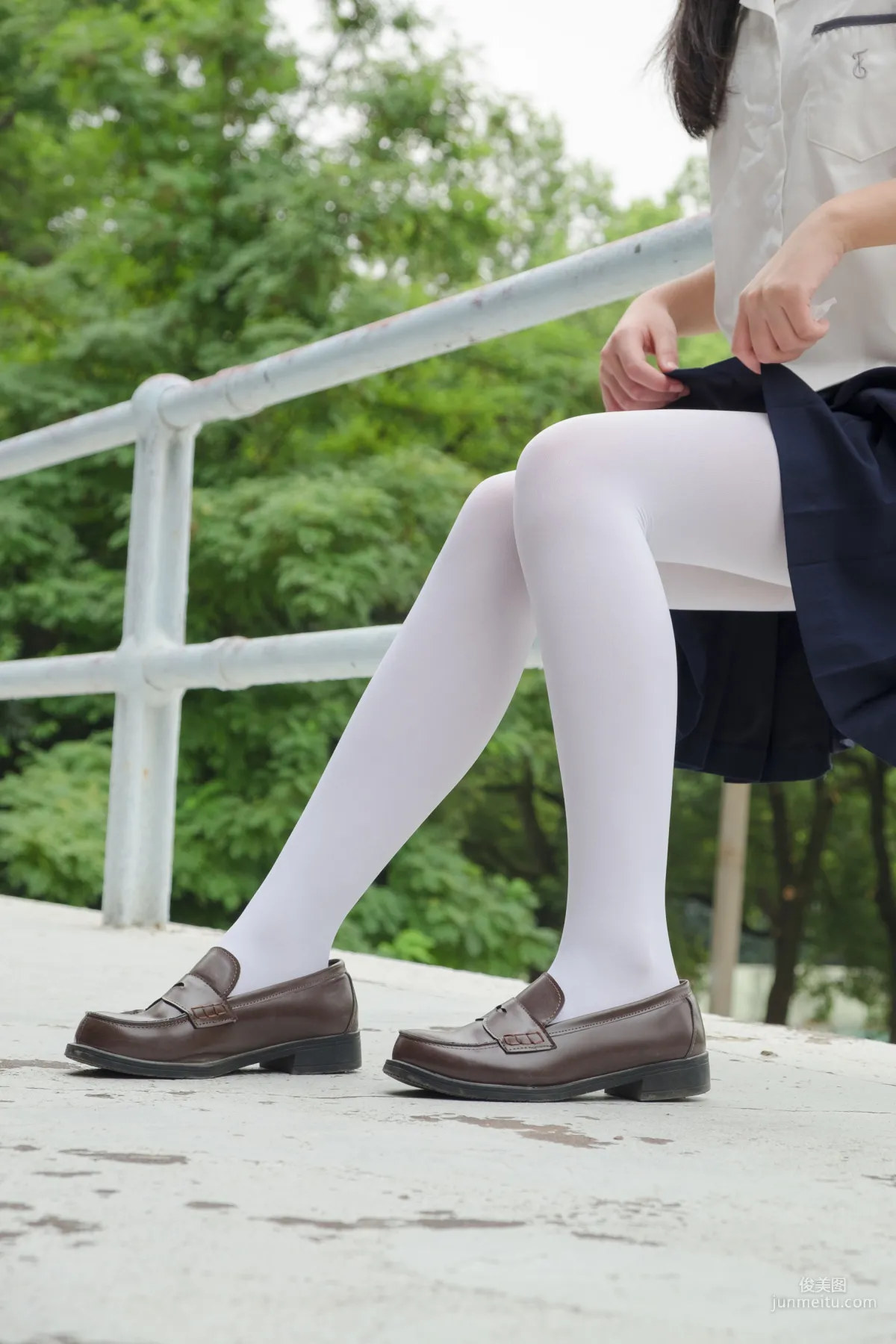 《户外白丝秀》 [森萝财团] R15-034 写真集32