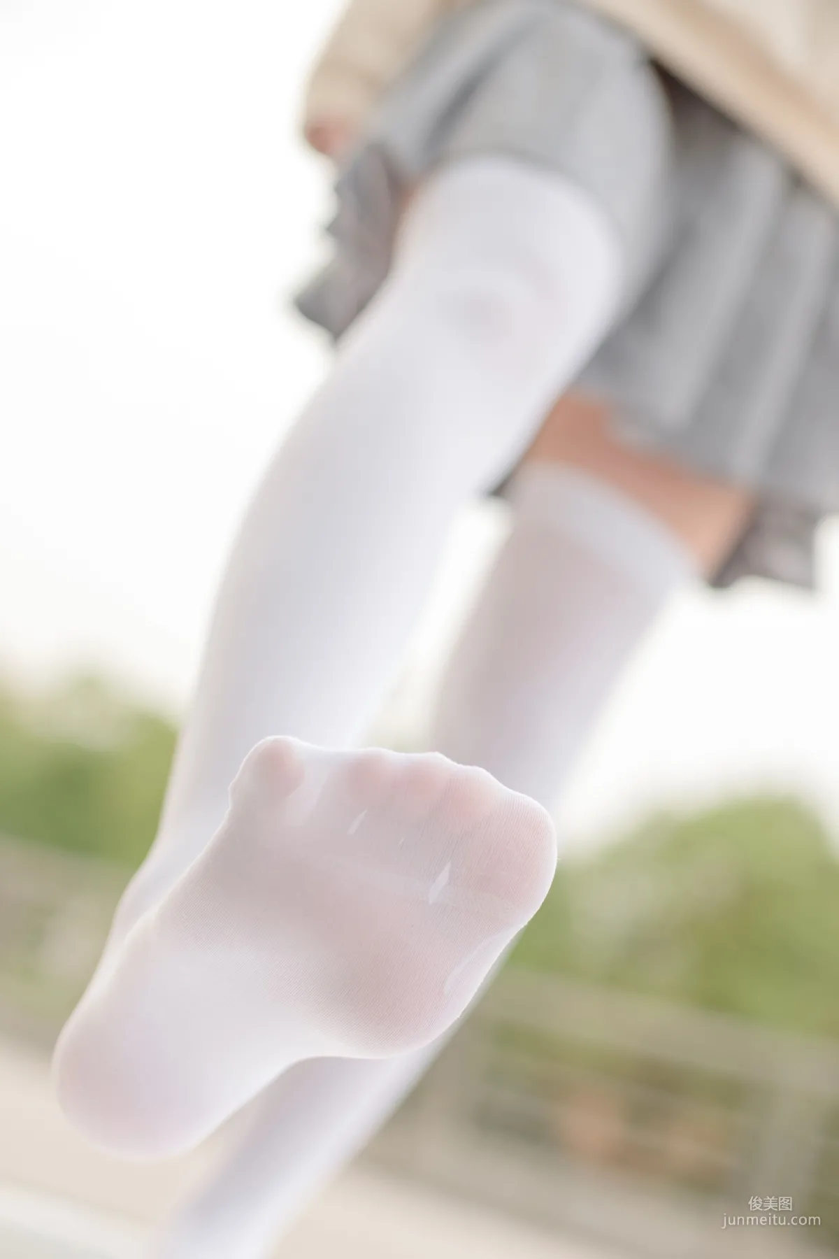 《戶外白絲短裙》 [森蘿财團] R15-040 寫真集 128