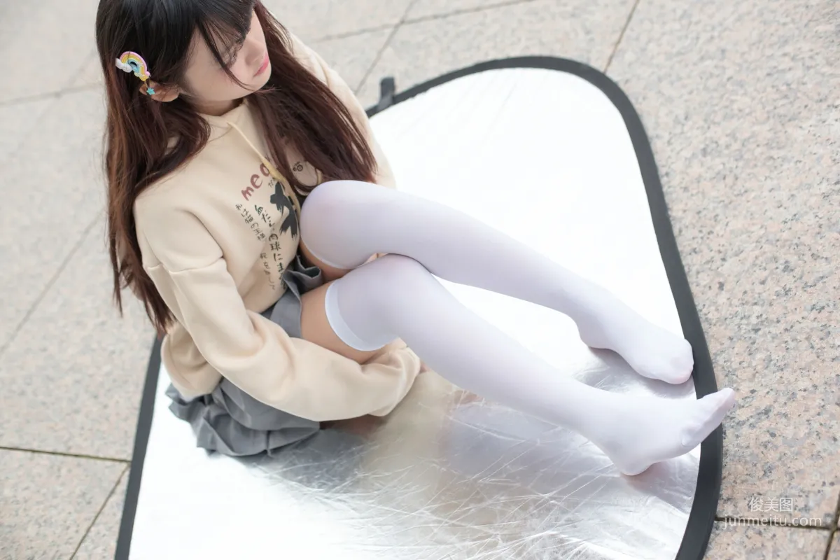《戶外白絲短裙》 [森蘿财團] R15-040 寫真集 96
