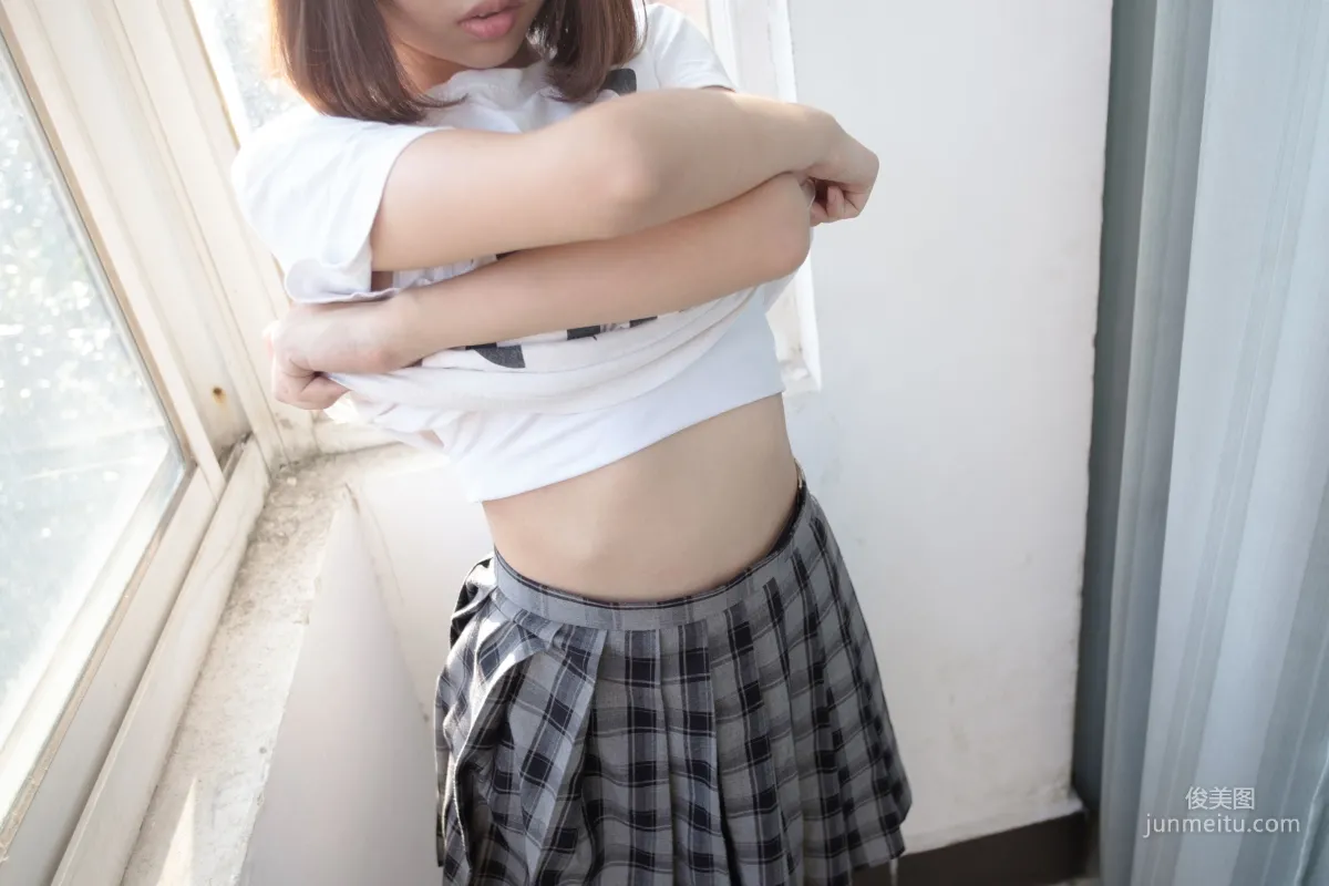 《教室灰絲美腳》 [森蘿财團] R15-037 寫真集 106