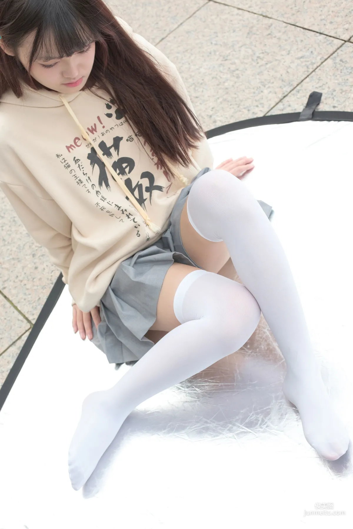 《戶外白絲短裙》 [森蘿财團] R15-040 寫真集 82