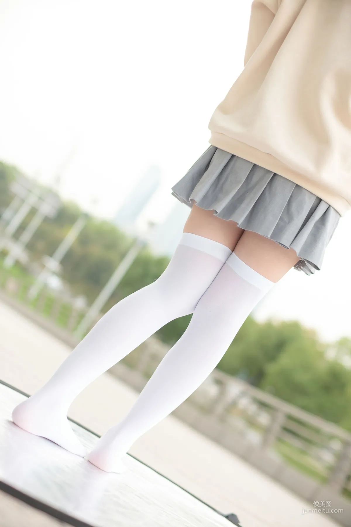 《戶外白絲短裙》 [森蘿财團] R15-040 寫真集 122