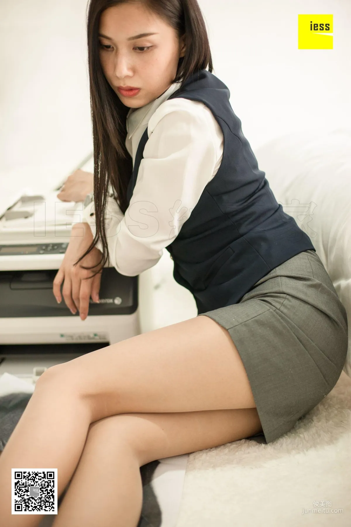 模特辣媽君君 《偷玩複印機的女同事》[異思趣向IESS] 寫真集 24