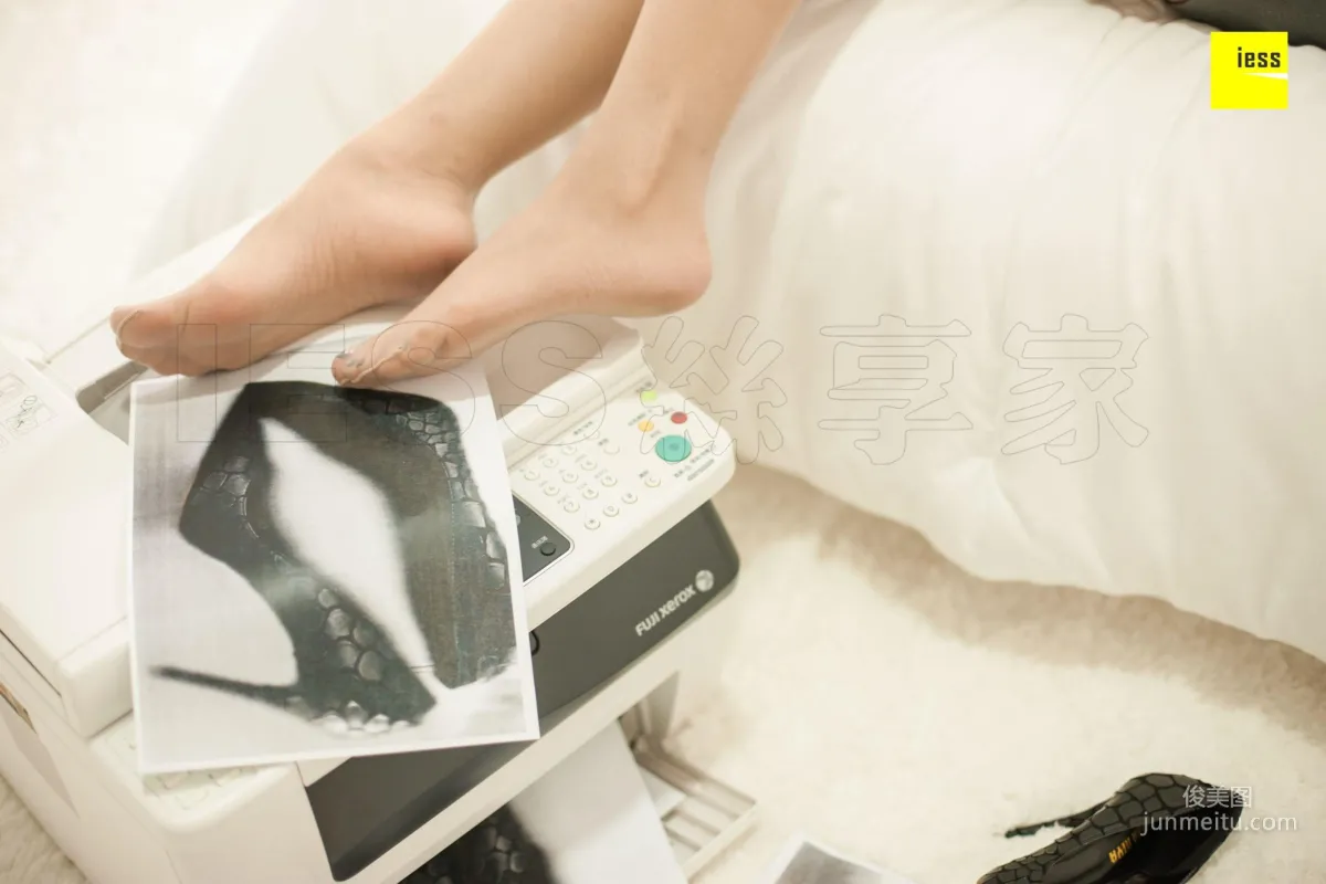模特辣媽君君 《偷玩複印機的女同事》[異思趣向IESS] 寫真集 37