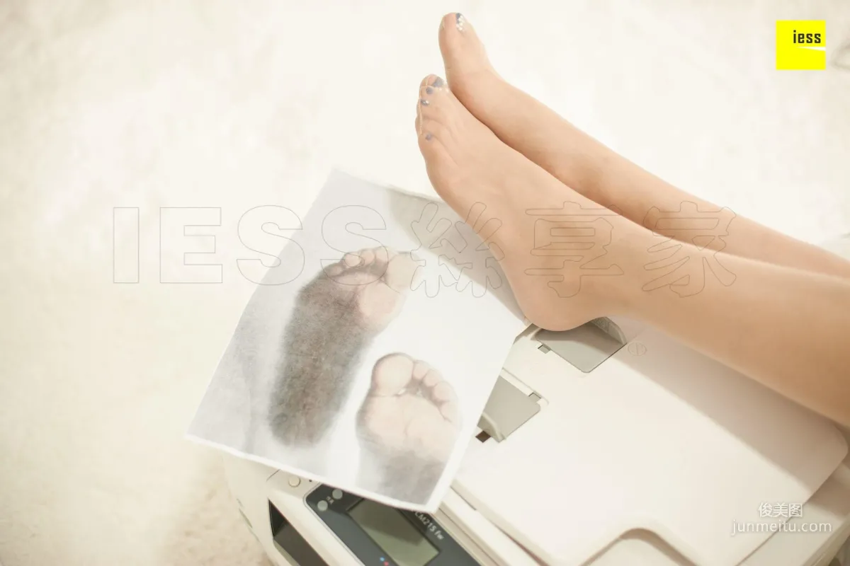 模特辣媽君君 《偷玩複印機的女同事》[異思趣向IESS] 寫真集 44