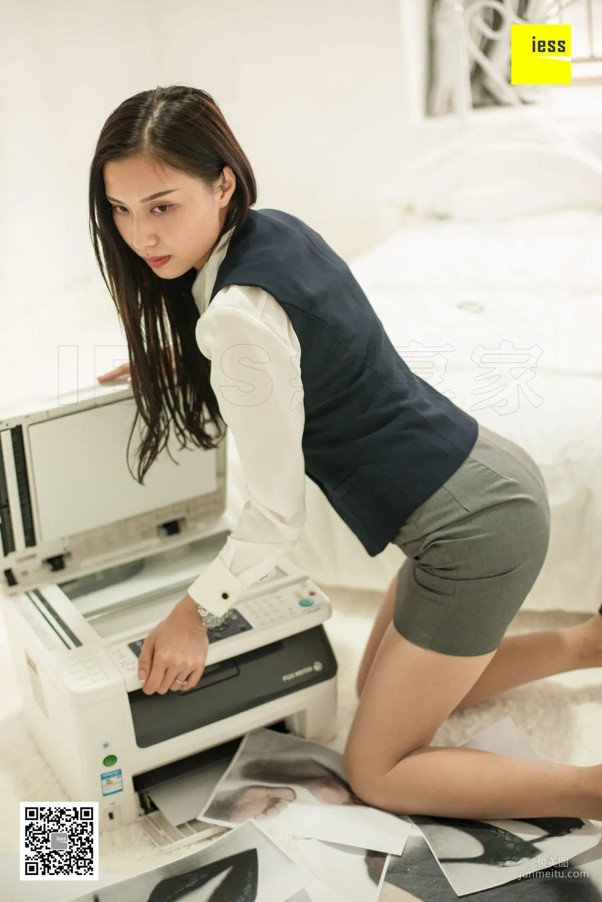 模特辣媽君君 《偷玩複印機的女同事》[異思趣向IESS] 寫真集 69