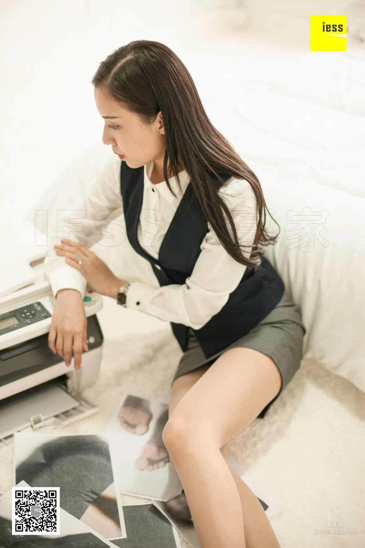 模特辣媽君君 《偷玩複印機的女同事》[異思趣向IESS] 寫真集 21