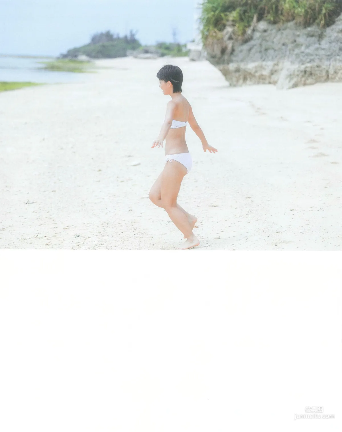 新井愛瞳『セブンティーンズ・ブルー』1st写真集18