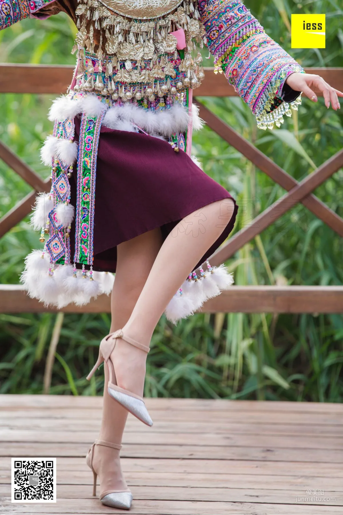 模特九妹《穿丝袜的苗族九妹》 [异思趣向IESS] 写真集38