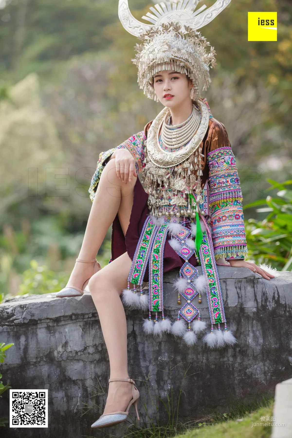 模特九妹《穿丝袜的苗族九妹》 [异思趣向IESS] 写真集25