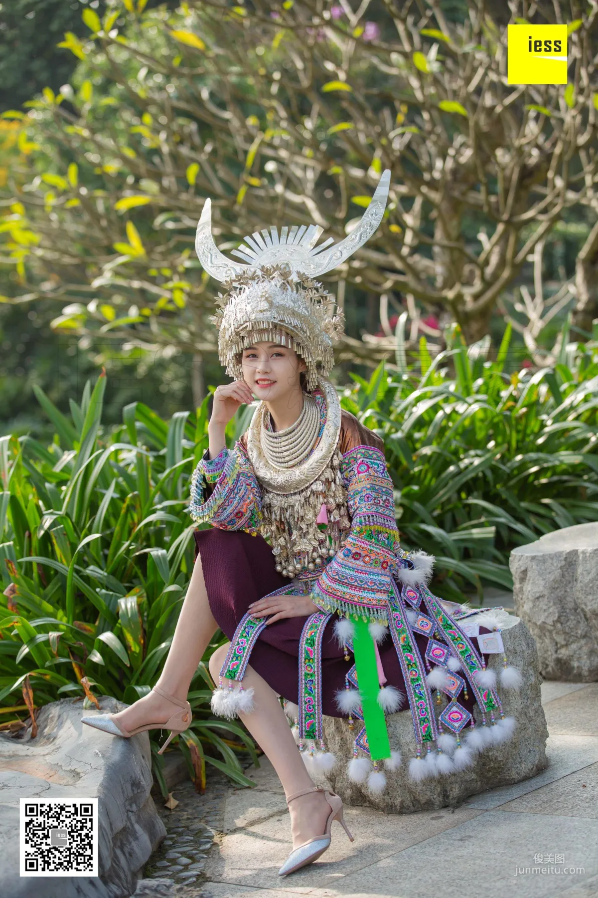 模特九妹《穿丝袜的苗族九妹》 [异思趣向IESS] 写真集1