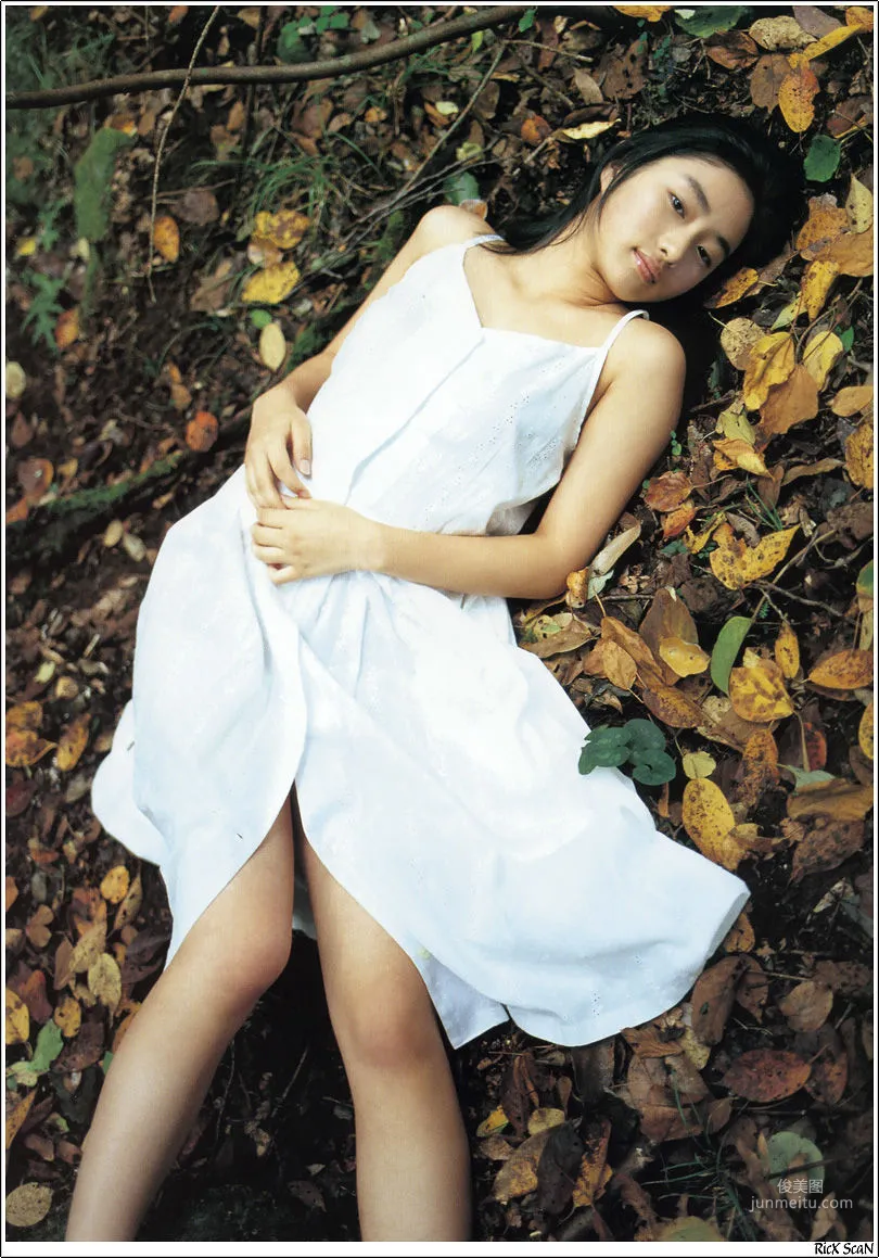 石原裡美「16歳 至上の原石」 寫真集 56