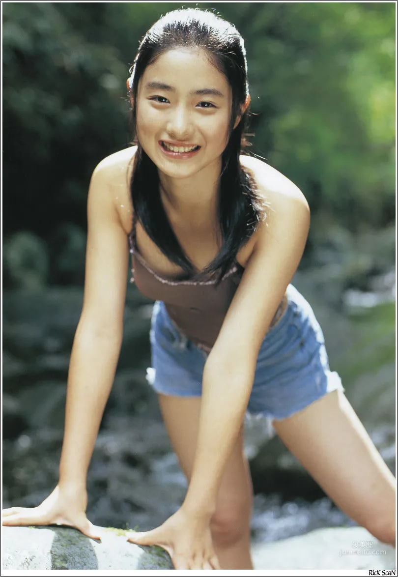 石原裡美「16歳 至上の原石」 寫真集 21