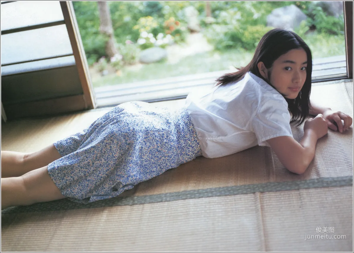石原裡美「16歳 至上の原石」 寫真集 8