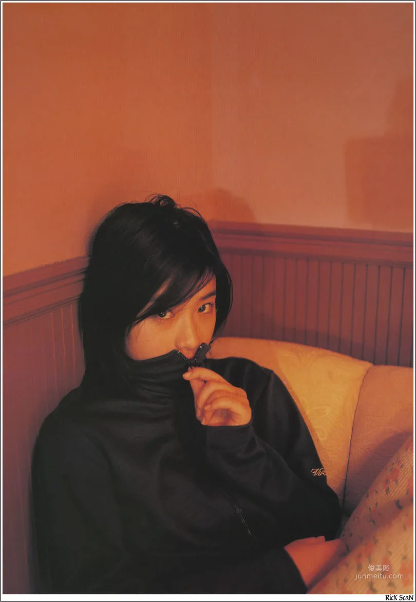 石原裡美「16歳 至上の原石」 寫真集 35