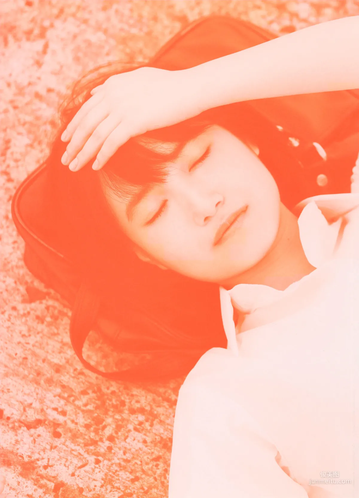 朝長美桜《日向》ファースト写真集 2