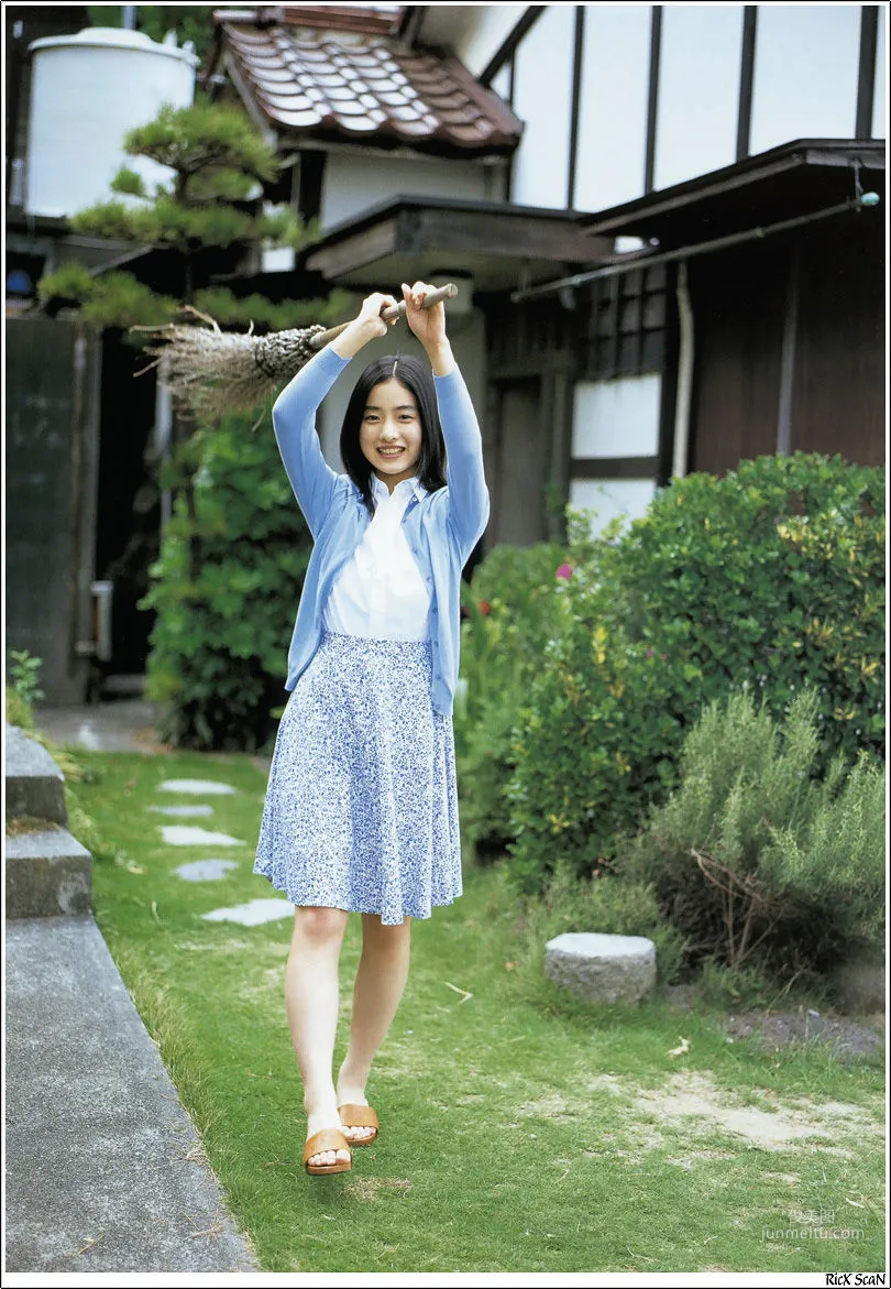 石原裡美「16歳 至上の原石」 寫真集 12