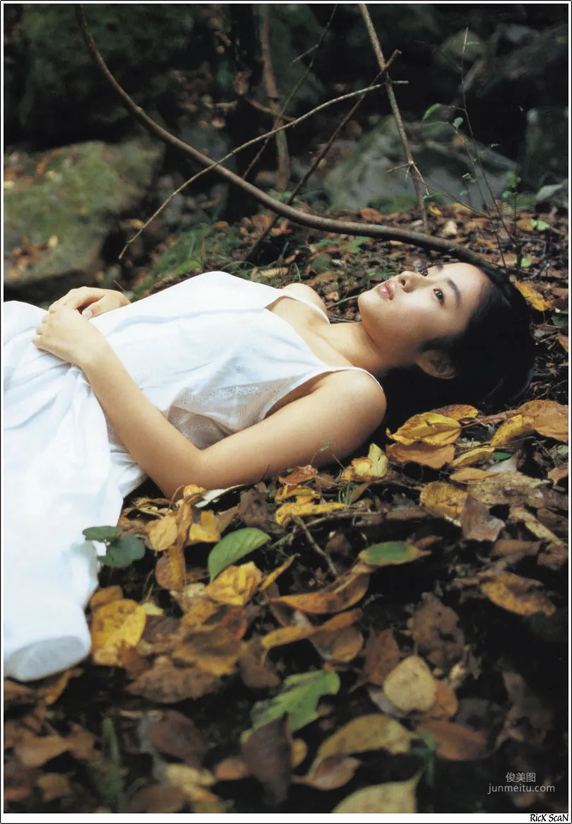 石原裡美「16歳 至上の原石」 寫真集 25