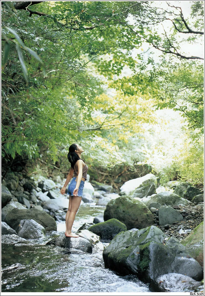 石原裡美「16歳 至上の原石」 寫真集 22