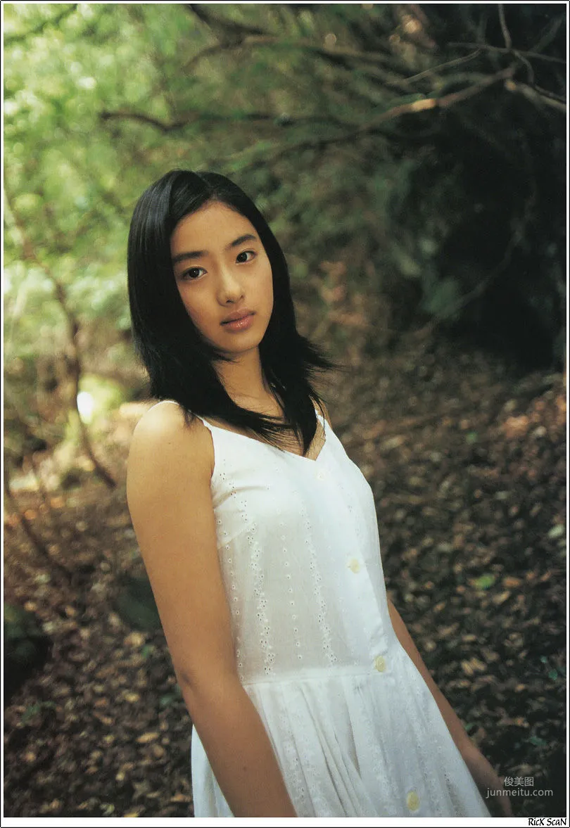 石原裡美「16歳 至上の原石」 寫真集 23