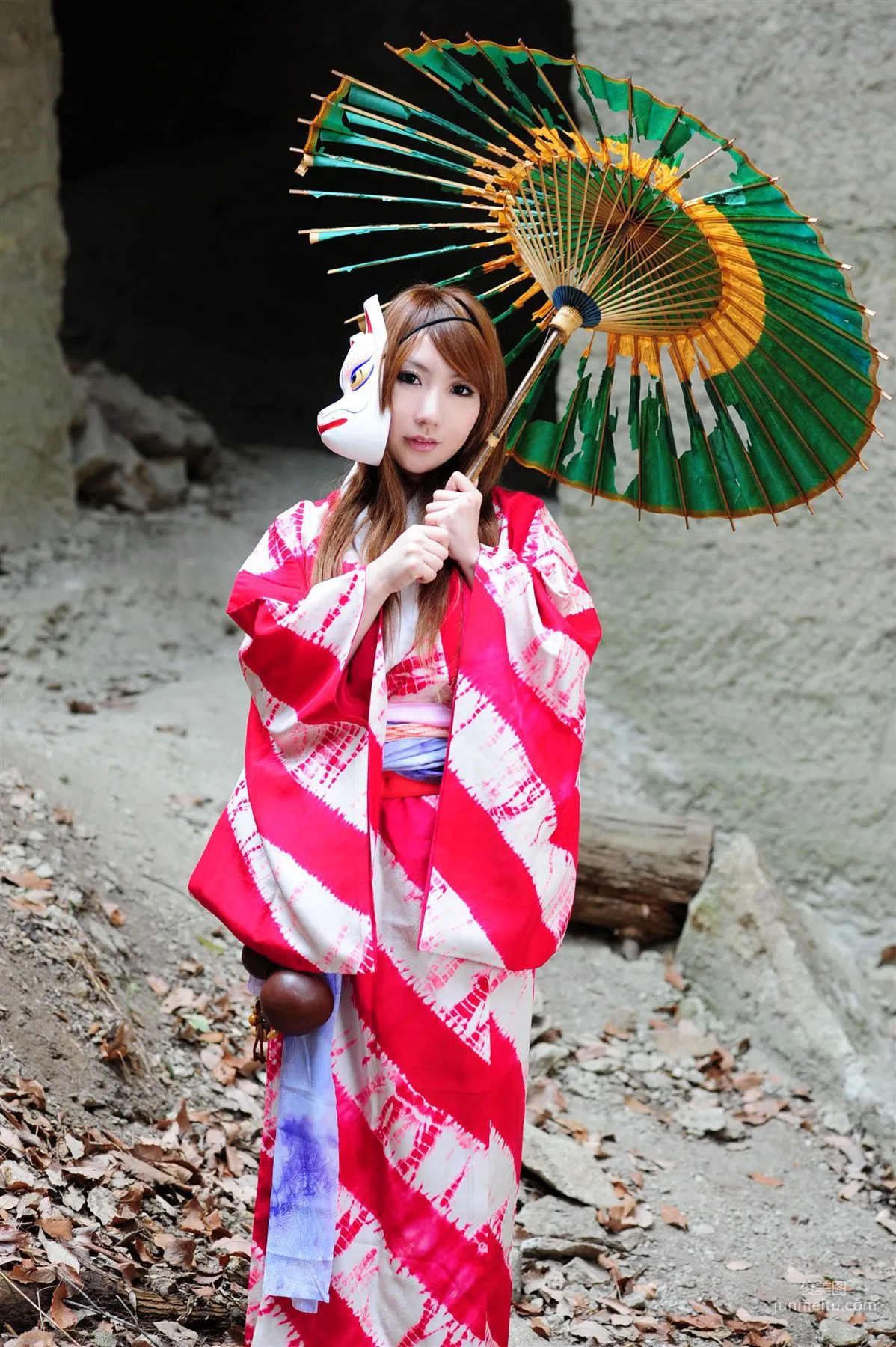 サク (绫香) 《霞んでく記憶の中に雪 貴方の為に祈つた》 寫真集 32
