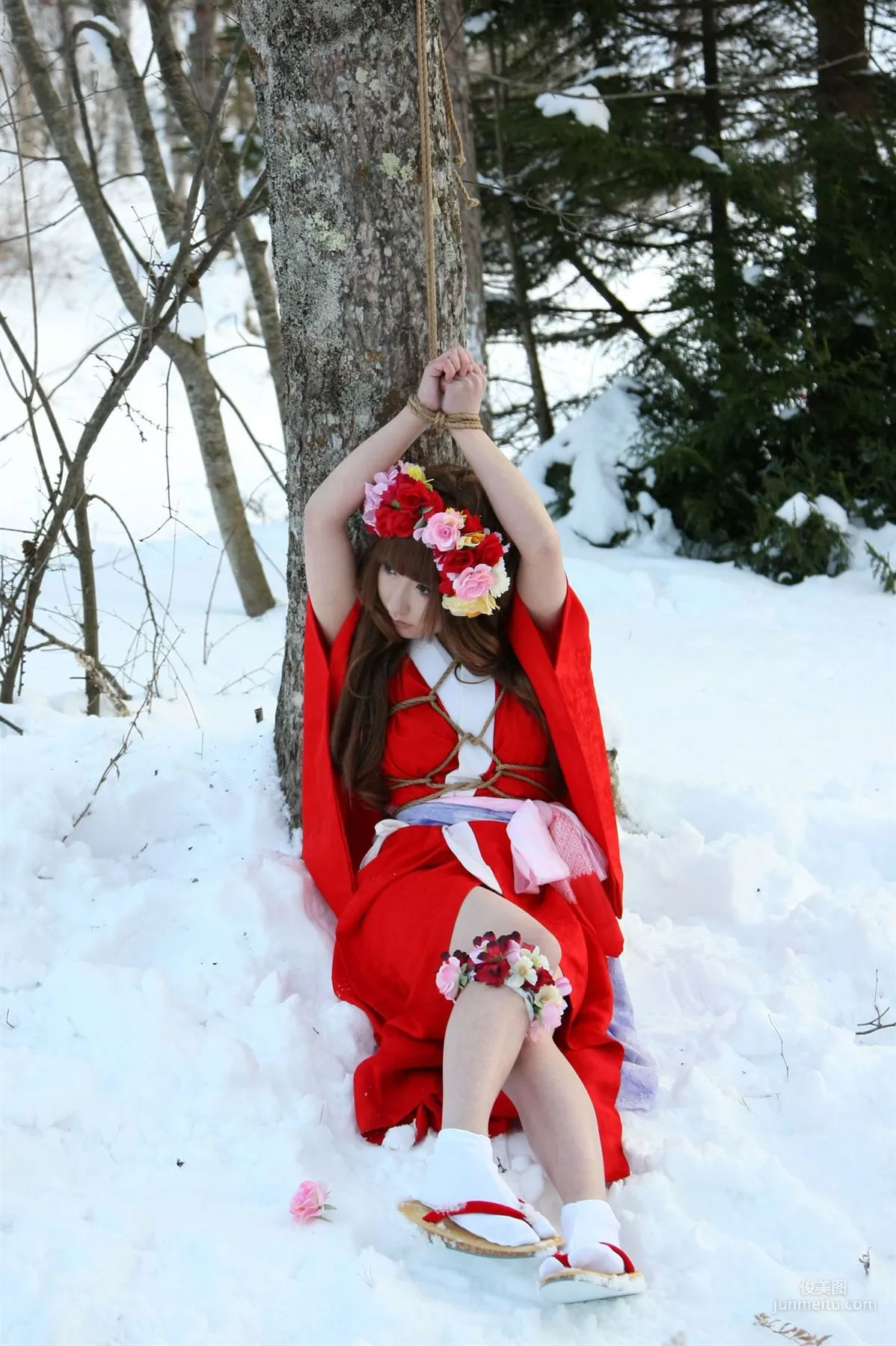 サク (绫香) 《霞んでく記憶の中に雪 貴方の為に祈つた》 寫真集 80